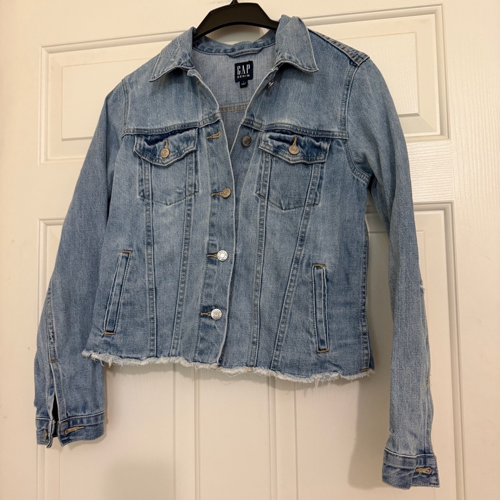 GAP Light Blue Denim Jacket Women's Classic Trucker Slightly Cropped Raw Hem S